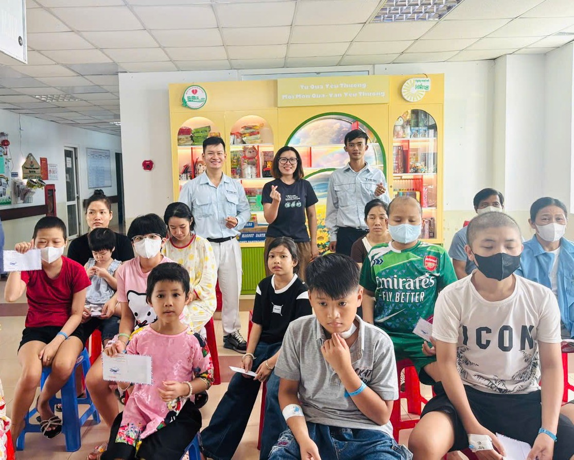 ACE Đ&Agrave; NẴNG TẶNG QU&Agrave; TẠI BỆNH VIỆN UNG BƯỚU